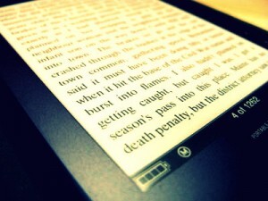 Já estão publicados e sendo comercializados mais de 500 títulos de mais de 380 autores diferentes.