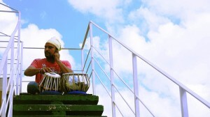 O músico Mendi Singh abre as atividades na Festa de Encerramento do Festival Espírito Mundo Brasil