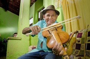 Músico e luthier autodidata construiu seu primeiro instrumento aos 54 anos 