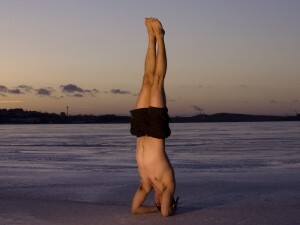 Um breve treinamento de meditação também é realizado nas aulas