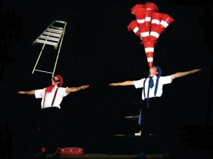 Durante todo o dia, os irmãos Becker apresentam números tradicionais do circo  