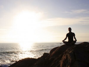 O exercício da meditação envolve técnicas que ajudam a reduzir o stress mental e físico