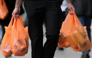 Até as polêmicas sacolas de supermercado podem servir de matéria prima para a confecção do novo papel.
