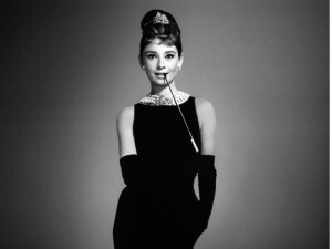 Ícone da moda e do cinema, Audrey Hepburn interpreta a personagem Holly Golightly