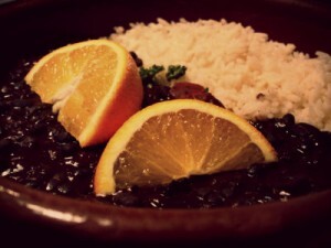 Tradicionalmente, a feijoada é servida com arroz branco, couve, farinha de mandioca e laranjas.