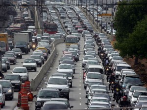 São Paulo e Cidade do México são dois exemplos de metrópoles que sofrem com o trânsito também fora da hora do rush