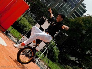 Palhaço Cafi Otta em ação em cima de seu monociclo