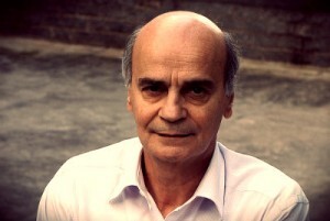Drauzio Varella é médico cancerologista, formado pela USP. Nasceu em São Paulo, em 1943; publicou diversos livros, entre eles o vencedor do Prêmio Jabuti, “Estação Carandiru”.