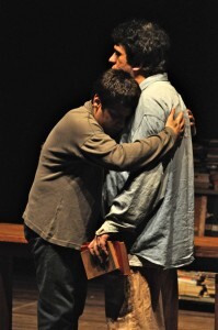Os atores Gabriel Pinheiro e Mario Bortolotto interpretam os personagens da peça