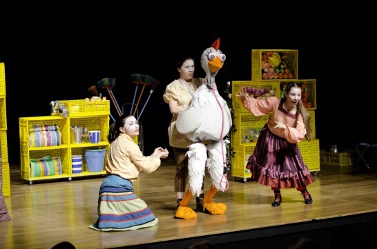 O espetáculo aborda de maneira bem humorada as trapalhadas e absurdos da vida