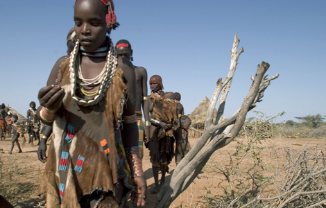 O fotógrafo brasileiro mostra a relação do povo com a terra focando na beleza feminina