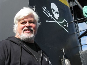 A Sea Shepherd Conservation Society (SSCS) foi fundada em 1977, nos Estados Unidos, por membros do Greenpeace com o objetivo de criar um movimento de caráter mais ágil, objetivo e ativista. Atualmente, a Sea Shepherd é considerada a ONG de proteção dos mares mais ativa do mundo e conta com a participação efetiva de milhares de voluntários em todo o planeta. A organização, baseada nos Estados Unidos, também tem escritórios na Austrália, Canadá, Inglaterra, Holanda, França, África do Sul e Brasil.