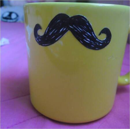 Caneca_decorada_com_moustache_por_Sofia