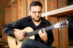 O instrumentista Fernando Caselato apresenta temas de viola no dia 27