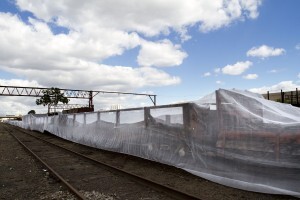 Os vagões esquecidos serão cobertos com telas utilizadas na construção civil ao longo de mais de um quilômetro