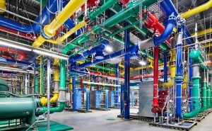 Encanamentos coloridos transportam água para resfriar o centro de dados do Google em Oregon, nos EUA