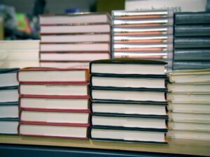 As vagas foram abertas devido ao Natal e as festas de final de ano. 60% dos novos contratados podem ser efetivados após o término da temporada.