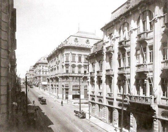A Rua Líbero Badaró, sentido Praça do Patriarca, em registro de 1920.