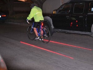 Luz traseira cria faixa exclusiva para ciclistas