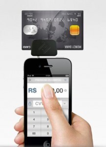 O pequeno aparelho acoplado ao smartphone lê os cartões