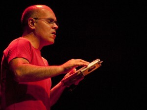 O percussionista Marcos Suzano é uma das atrações do evento