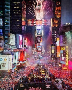 Tradicional queima de fogos na Time Square, em Nova York, reúne turistas de todo o mundo