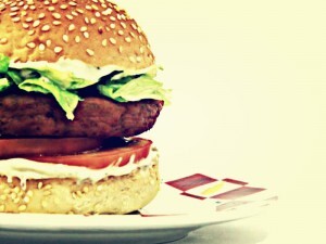 O Vegan Burger também apresenta duas opções de maionese: manjericão e tomate seco.