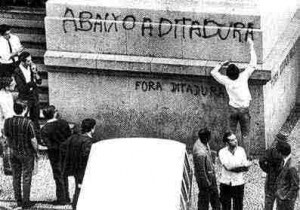 O evento será mediado por Ana Carolina Coppola, professora de História do Cursinho Popular