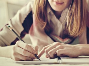 São cursos profissionalizantes variados, indicados a jovens de 18 a 25 anos de idade, com 2o grau completo ou em curso