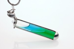 pigente_aura_soma_1 Pingente de prata que traz líquido para“harmonizar” a aura – um dos itens oferecidos no bazar