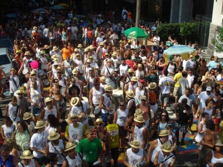 Banda Butantã desfila pelo bairro que inspirou o seu nome, na zona oeste