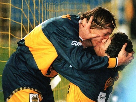 Os argentinos Maradona e Caniggia comemoram a vitória do Boca Juniors contra o River Plate com o famoso “Beijo da Alma”, em 1996