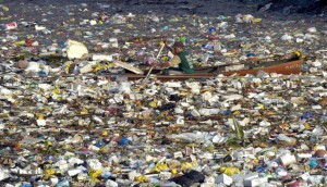 A técnica cria opções de reciclagem para os plásticos velhos e sujos que vão parar nos lixões e aterros