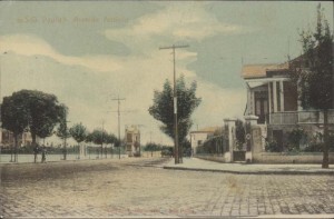 quando a cidade era mais gentil - avenida paulista - 1909 A Avenida Paulista em 1909, por onde Louis passeava com seu Renault, bem antes dos carros e das decorações de natal