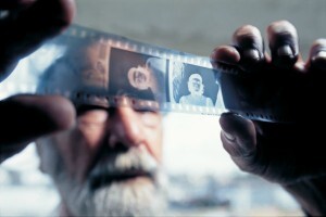 O fotógrafo segura o filme com os registros originais do dia 5 de março de 1960