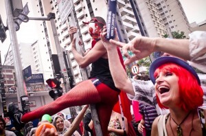 Treze blocos saem às ruas de SP no Carnaval 2013