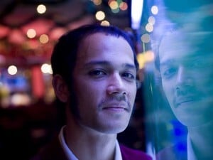 Curumin aparece em terceiro lugar na lista com a faixa “Passarinho”, do disco “Arrocha”