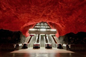 A arte no metrô de Estocolmo transformou o espaço em uma verdadeira caverna moderna