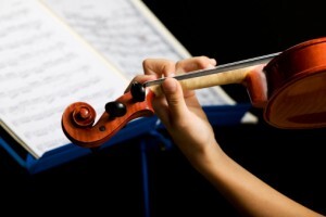 Além de estudar instrumentos específicos, neste programa os alunos têm aulas de canto coral, teoria musical e prática de conjunto