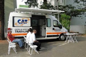 No CAT móvel, é possível buscar vagas de emprego e solicitar outros serviços