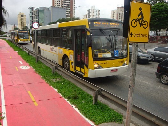 A ciclovia vai acompanhar os trechos dos corredores, como o que vai ligar a região central até a zona leste