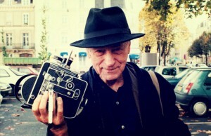 Jonas Mekas nasceu em 1922 e foi um dos responsáveis pela fundação dos “Anthology Film Archives”, instituição com o maior acervo de filmes experimentais do mundo.