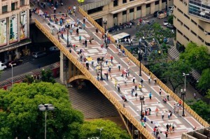 Viaduto Santa Ifigênia - SPTuris O viaduto Santa Ifigênia é um dos locais por onde passarão mais turistas, seguindo as direções das novas placas