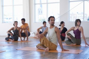 A palavra Yoga vem da raiz sânscrita yuj, cujo significado é precisamente junção, união