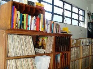 Discoteca conta com 14 mil discos de MPB;