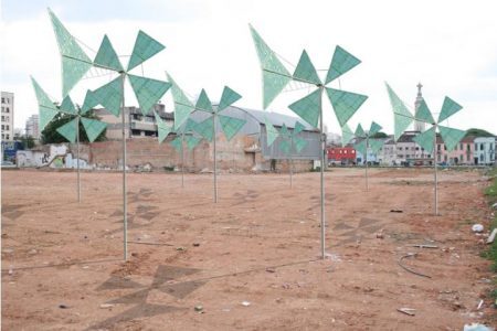 Os cataventos representam o quixotesco em uma área marcada por vilões reais, como o crack