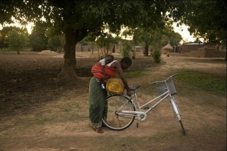 O projeto também é destinado a mães como Fatimata, uma moradora da  área rural de Burkina Faso que vai todos os dias buscar água com o filho nas costas