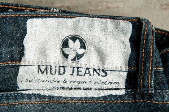 A Mud Jeans usa algodão orgânico para fabricar suas peças, que podem ser devolvidas, recicladas e originar novas roupas