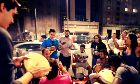 Além das carnes é possível aproveitar a roda de samba “democrática”, em que todos podem tocar