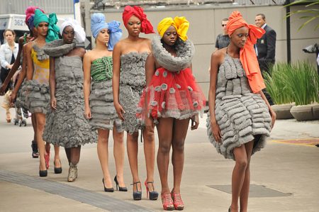 Em protesto contra o uso da palha de aço na passarela, um grupo de modelos negras desfilou nesta segunda, 25, na Avenida Paulista